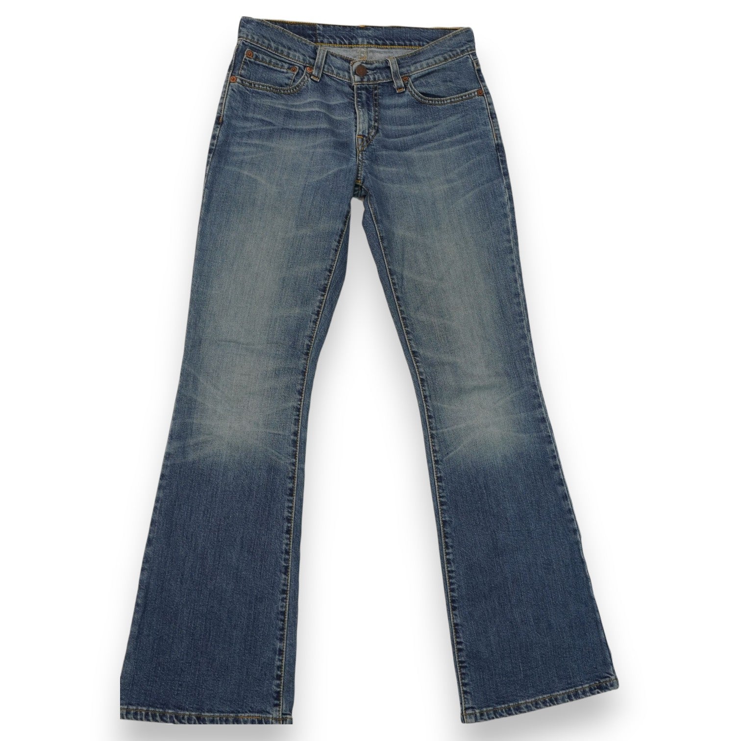 Vista d'insieme dall'alto di un paio di jeans Levi's 529 curvy bootcut blu medio stesi su sfondo bianco.