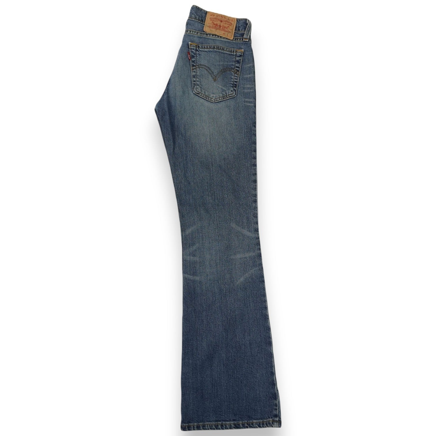 Silhouette di profilo dei jeans Levi's 529 curvy fit che evidenzia la leggera svasatura a zampa sul fondo.