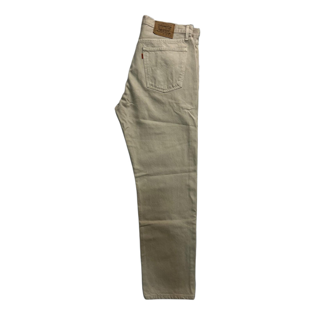 Vista laterale intera del jeans piegato di profilo, che mostra la linea della gamba slim straight e lo spessore del denim rigido.