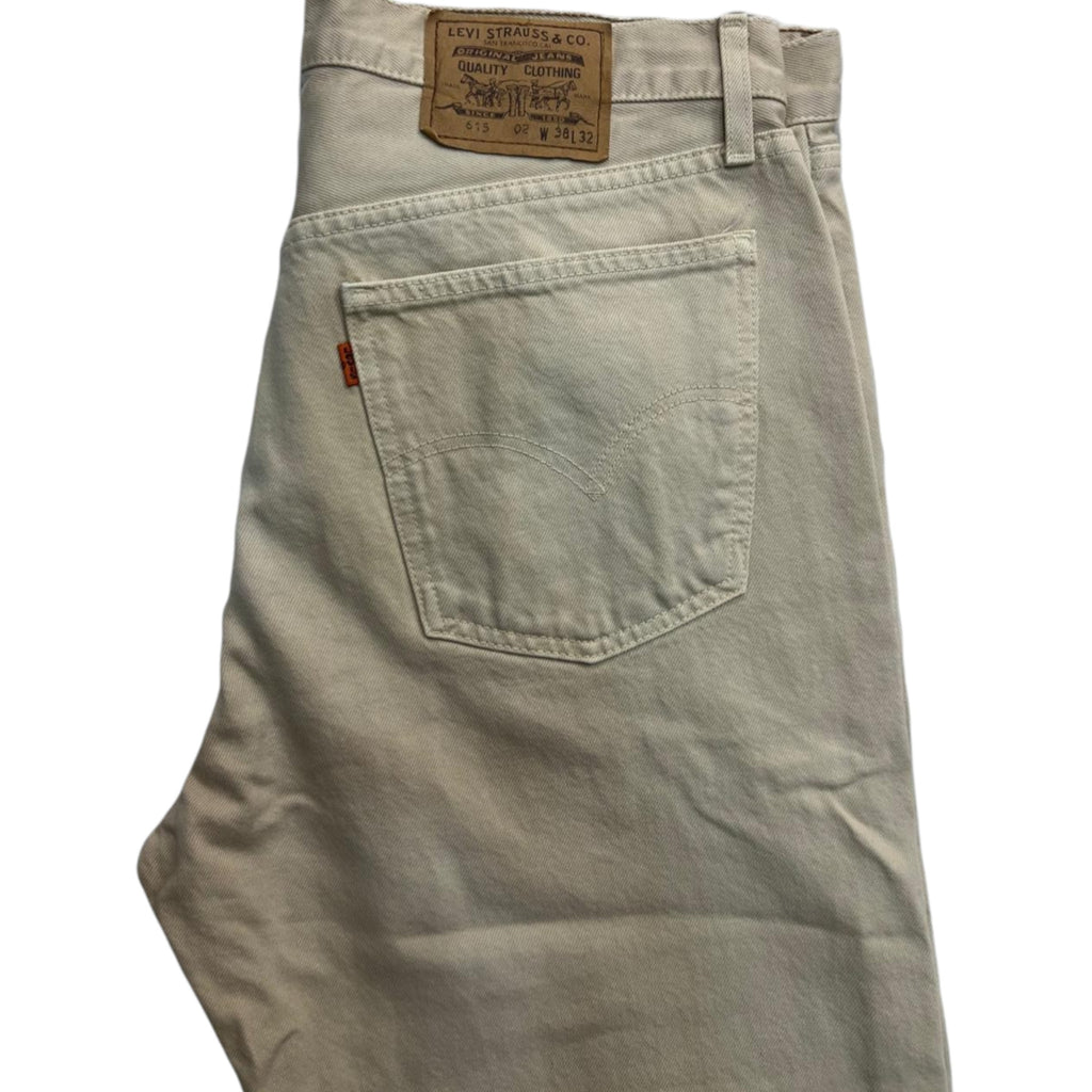  Inquadratura laterale di profilo della parte superiore dei jeans Levi's, che mostra il passante per la cintura, la tasca anteriore e il patch in cuoio sul retro.