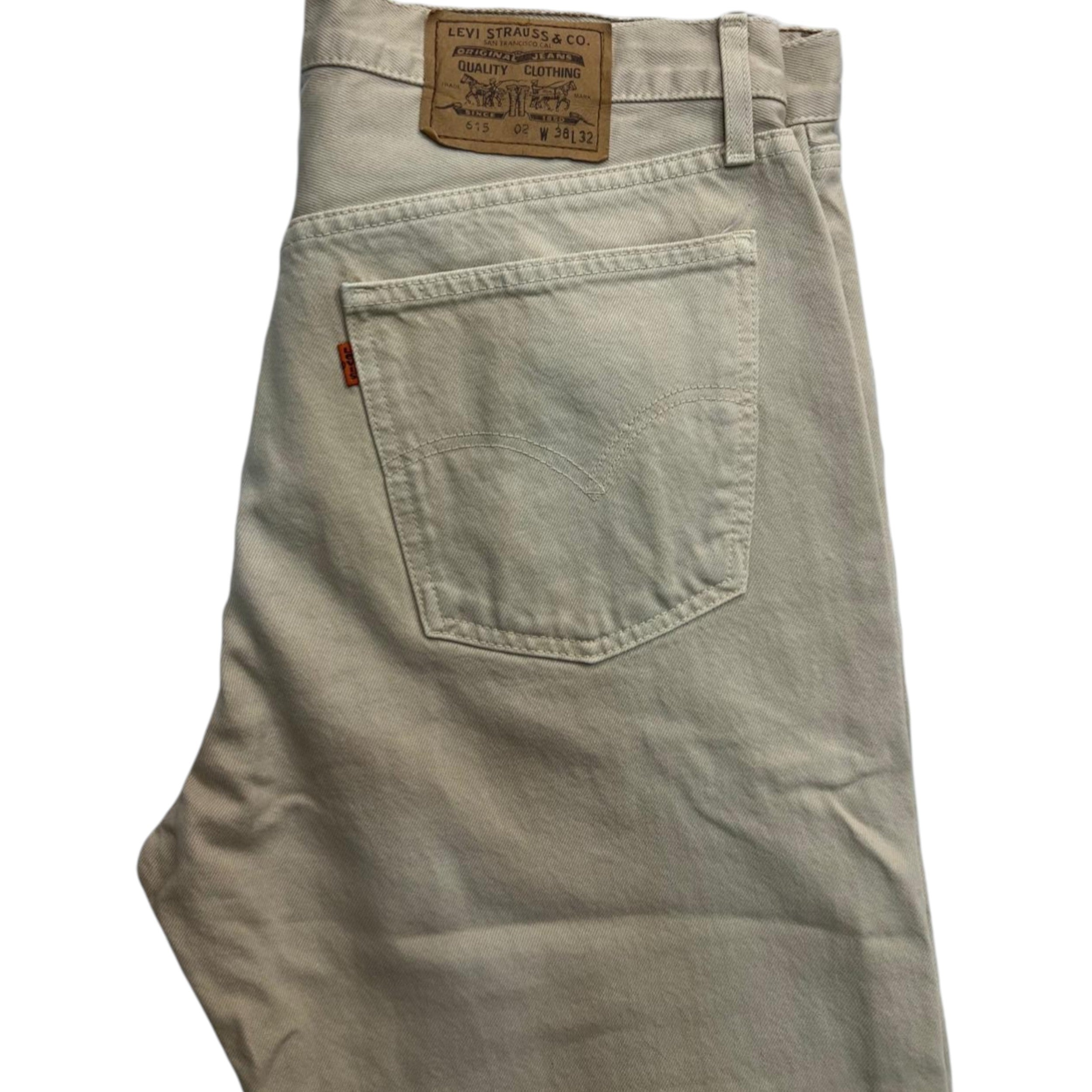  Inquadratura laterale di profilo della parte superiore dei jeans Levi's, che mostra il passante per la cintura, la tasca anteriore e il patch in cuoio sul retro.