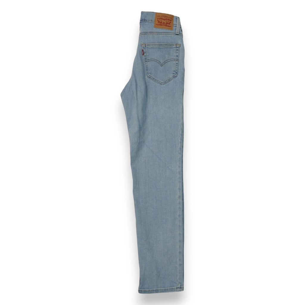 Silhouette di profilo dei jeans Levi's 724 high rise che evidenzia la linea dritta e slanciata della gamba.