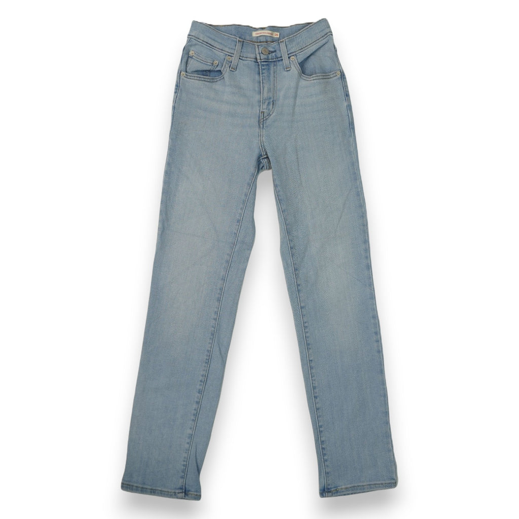 Vista d'insieme dall'alto di un paio di jeans Levi's 724 high rise straight azzurro chiaro stesi su sfondo bianco.