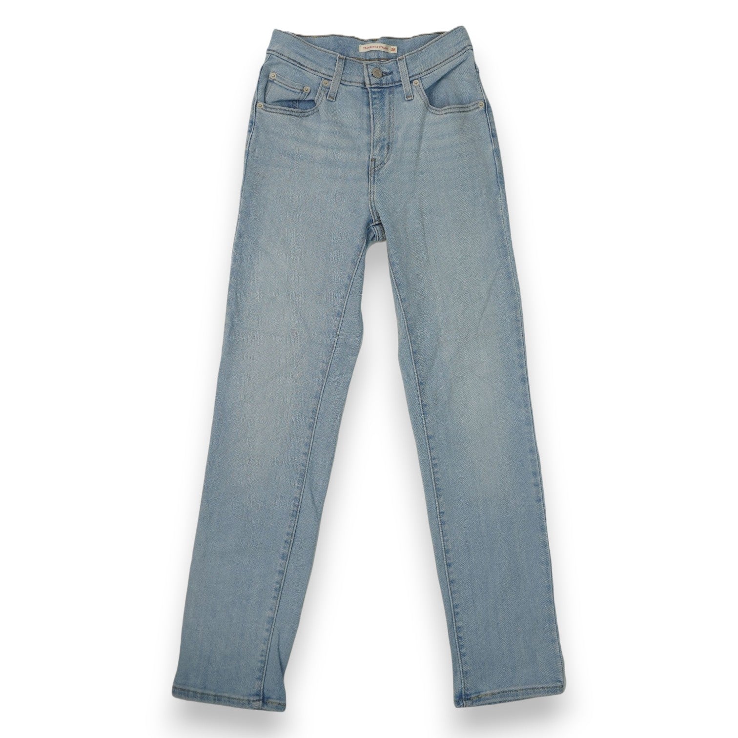 Vista d'insieme dall'alto di un paio di jeans Levi's 724 high rise straight azzurro chiaro stesi su sfondo bianco.