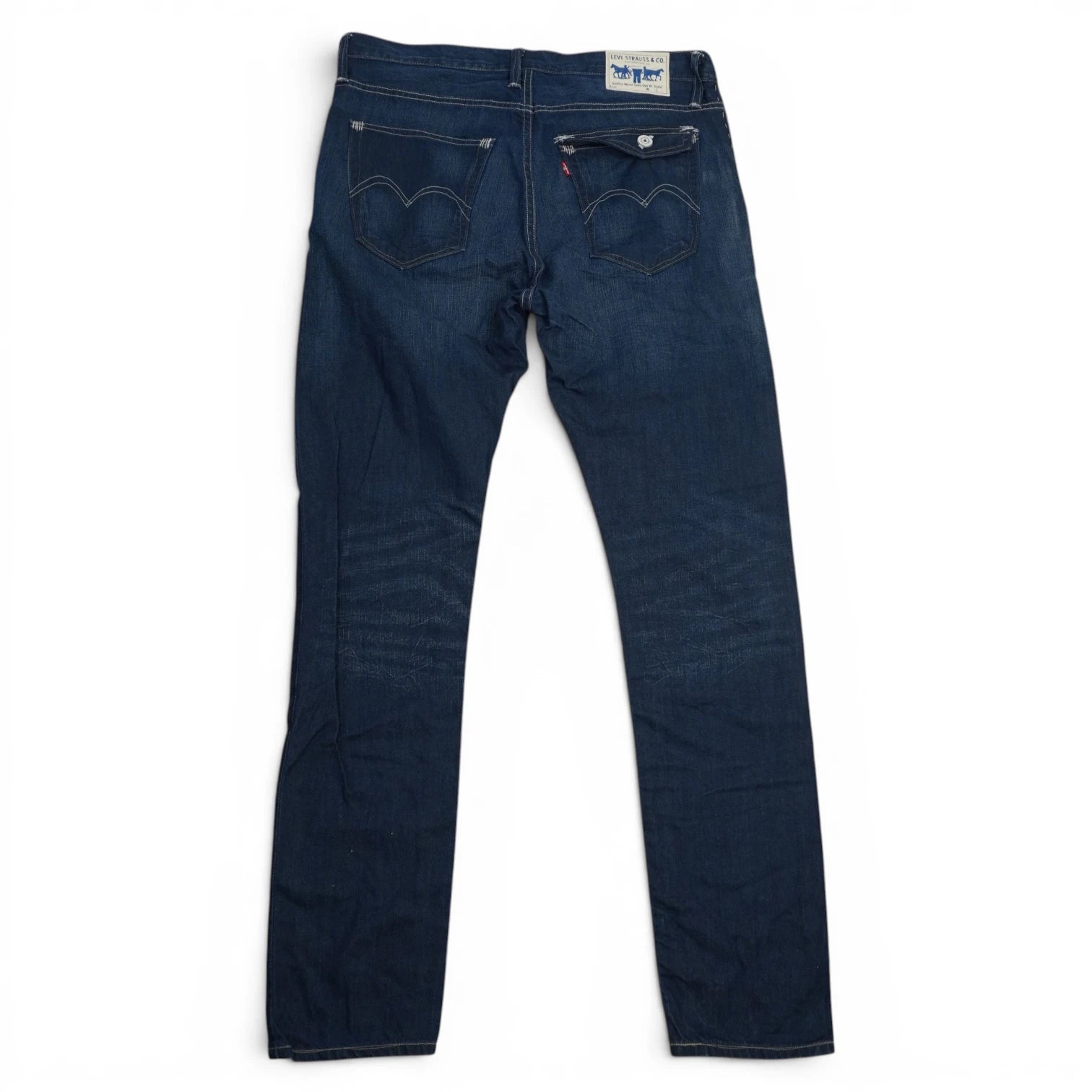 Vista posteriore intera dei jeans Levi's 873 vintage blu scuro con ricamo ad arco e tasca destra a pattina.