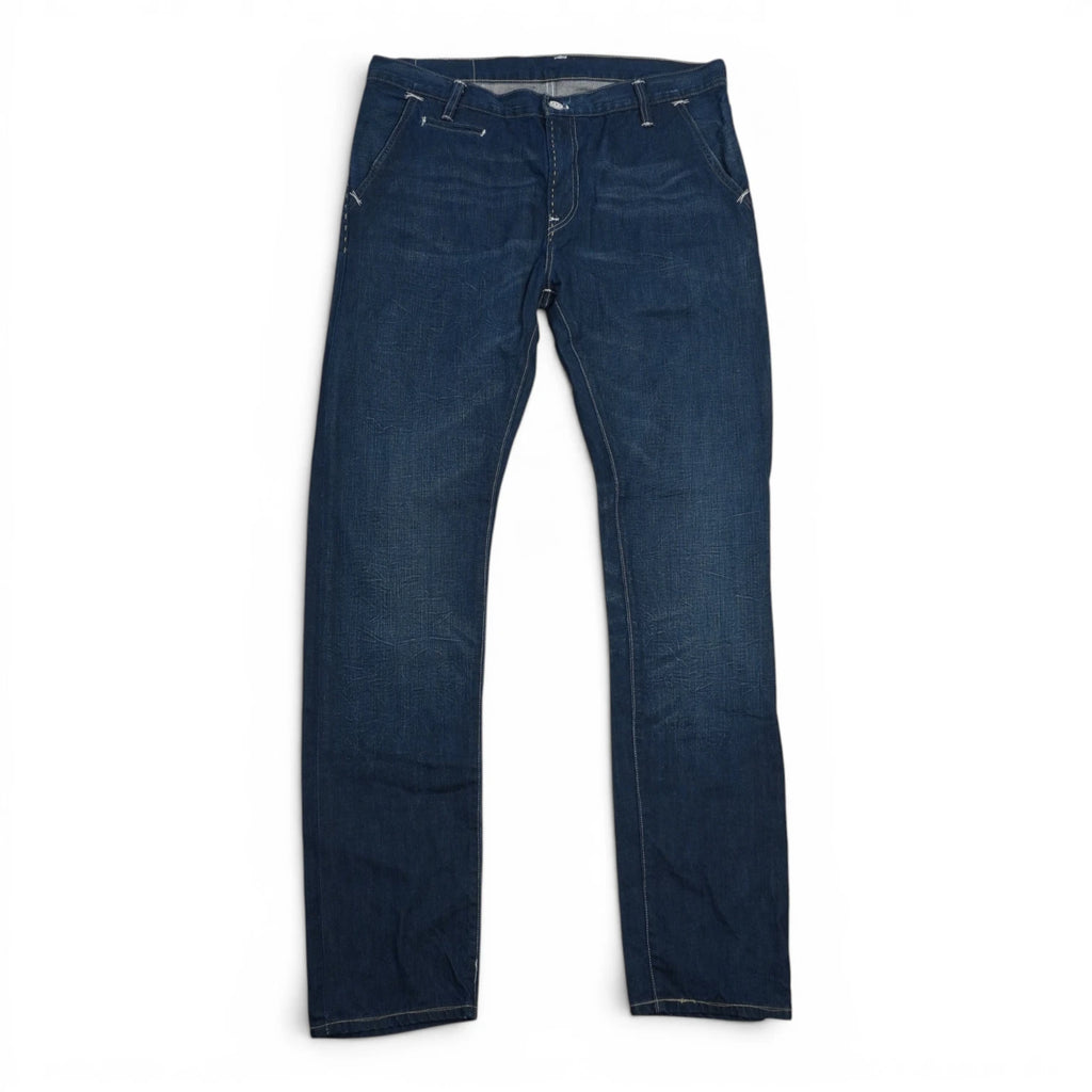 Jeans Levi's 873 da uomo slim straight in denim blu scuro lavaggio scuro, vista frontale intera su sfondo bianco.