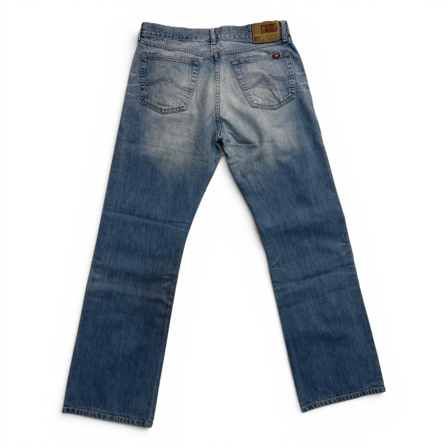 Vista posteriore dei jeans Mustang W34 L34 che mostra il taglio svasato bootcut e la disposizione delle tasche.