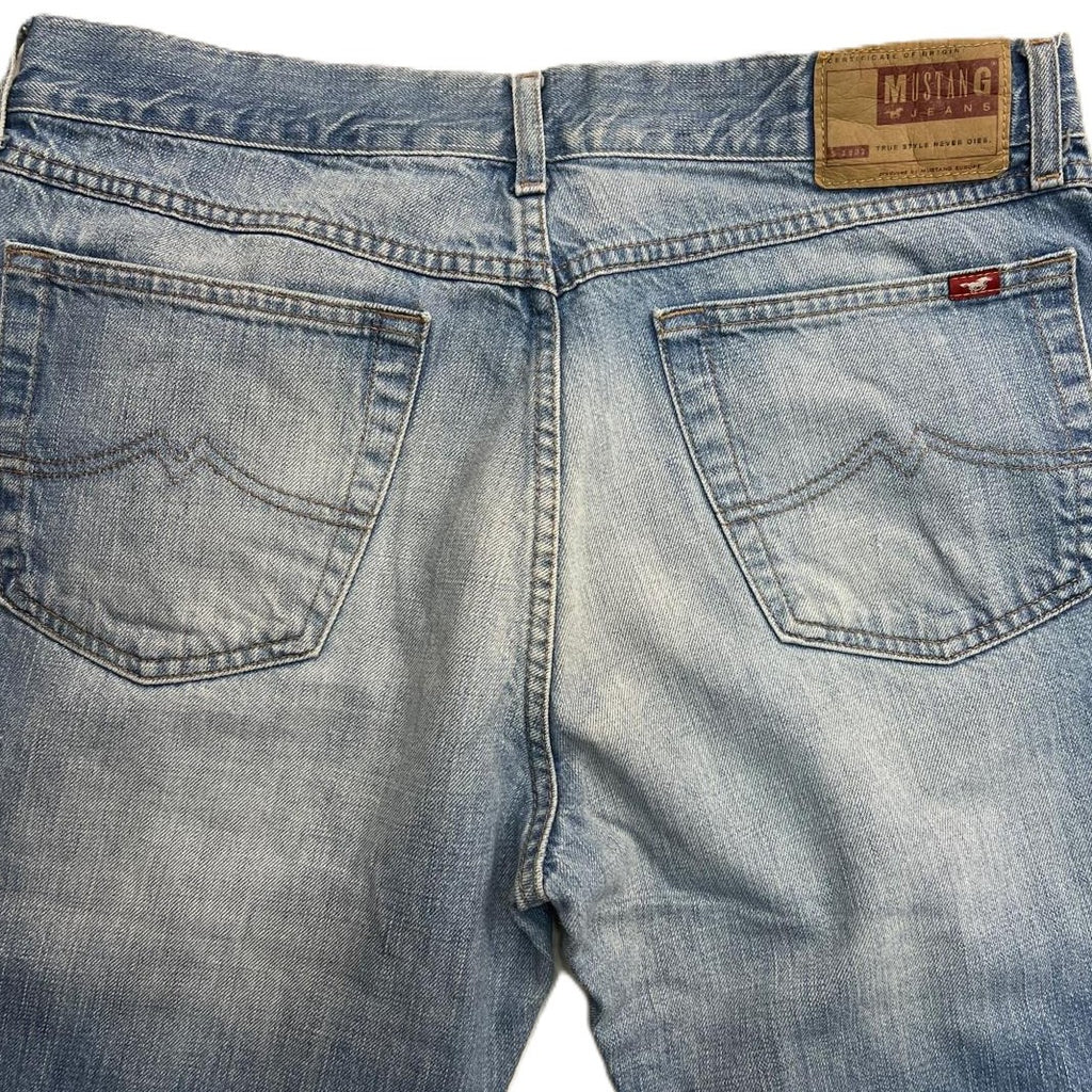 Vista posteriore dei jeans Mustang W34 L34 che mostra il taglio svasato bootcut e la disposizione delle tasche.