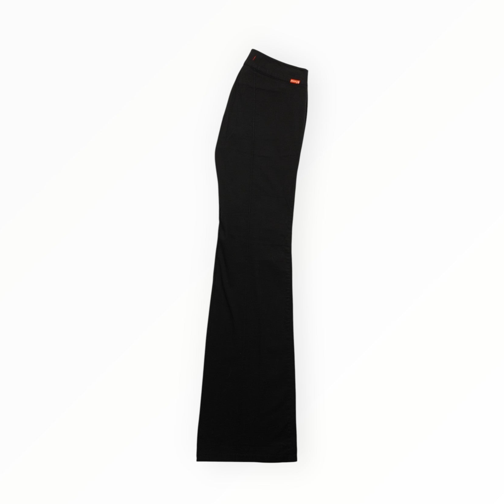 Vista laterale della gamba dei pantaloni neri a zampa Phard Jeans che mostra il taglio fluido del tessuto stretch.