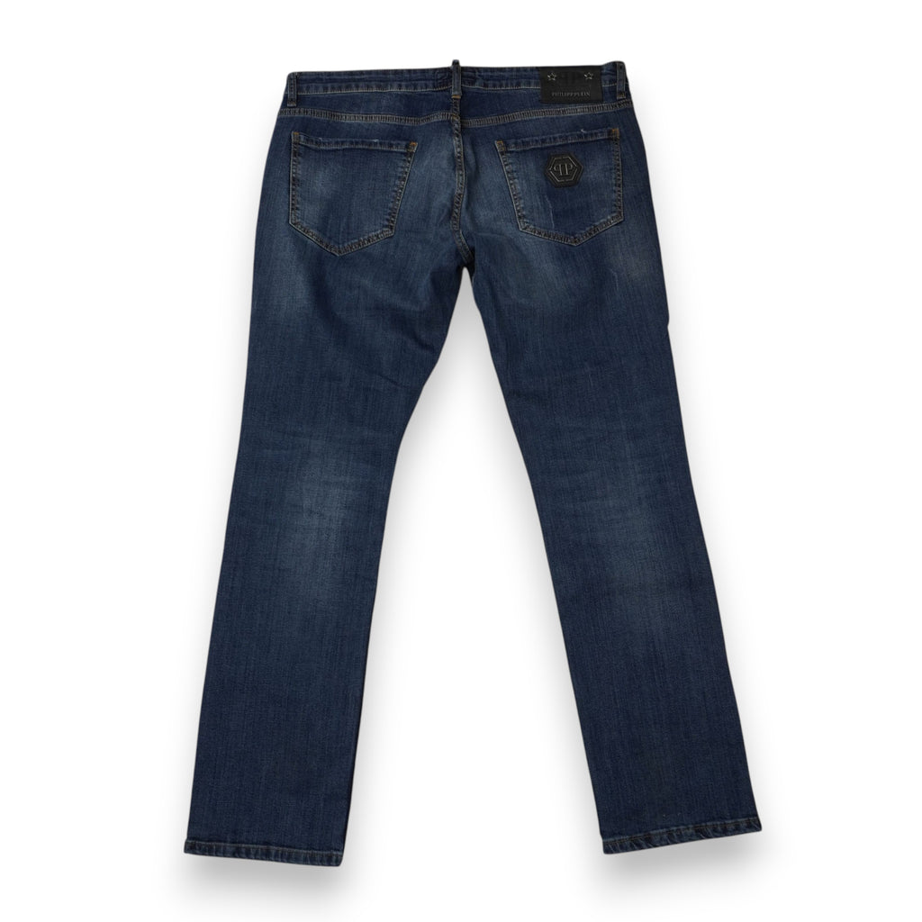 Vista posteriore completa dei jeans da uomo Philipp Plein in denim blu con placca esagonale sulla tasca