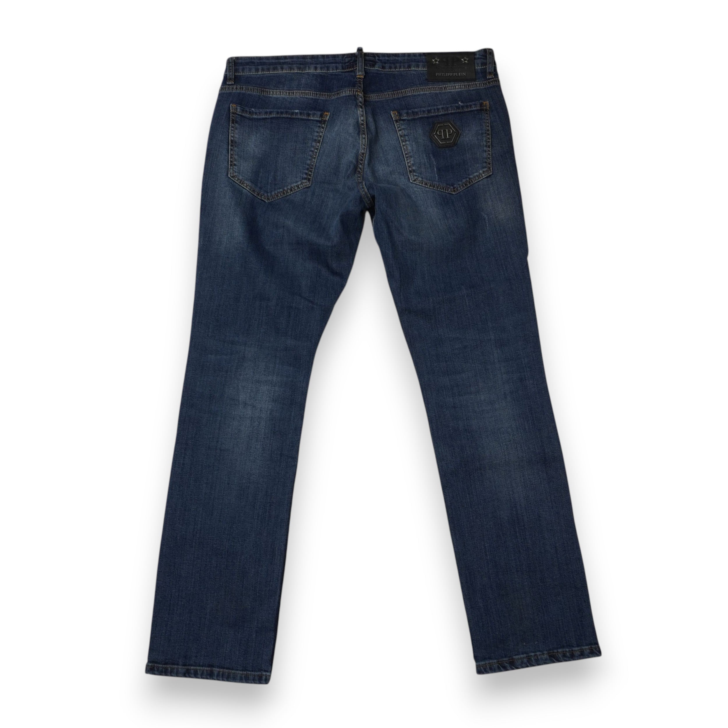 Vista posteriore completa dei jeans da uomo Philipp Plein in denim blu con placca esagonale sulla tasca