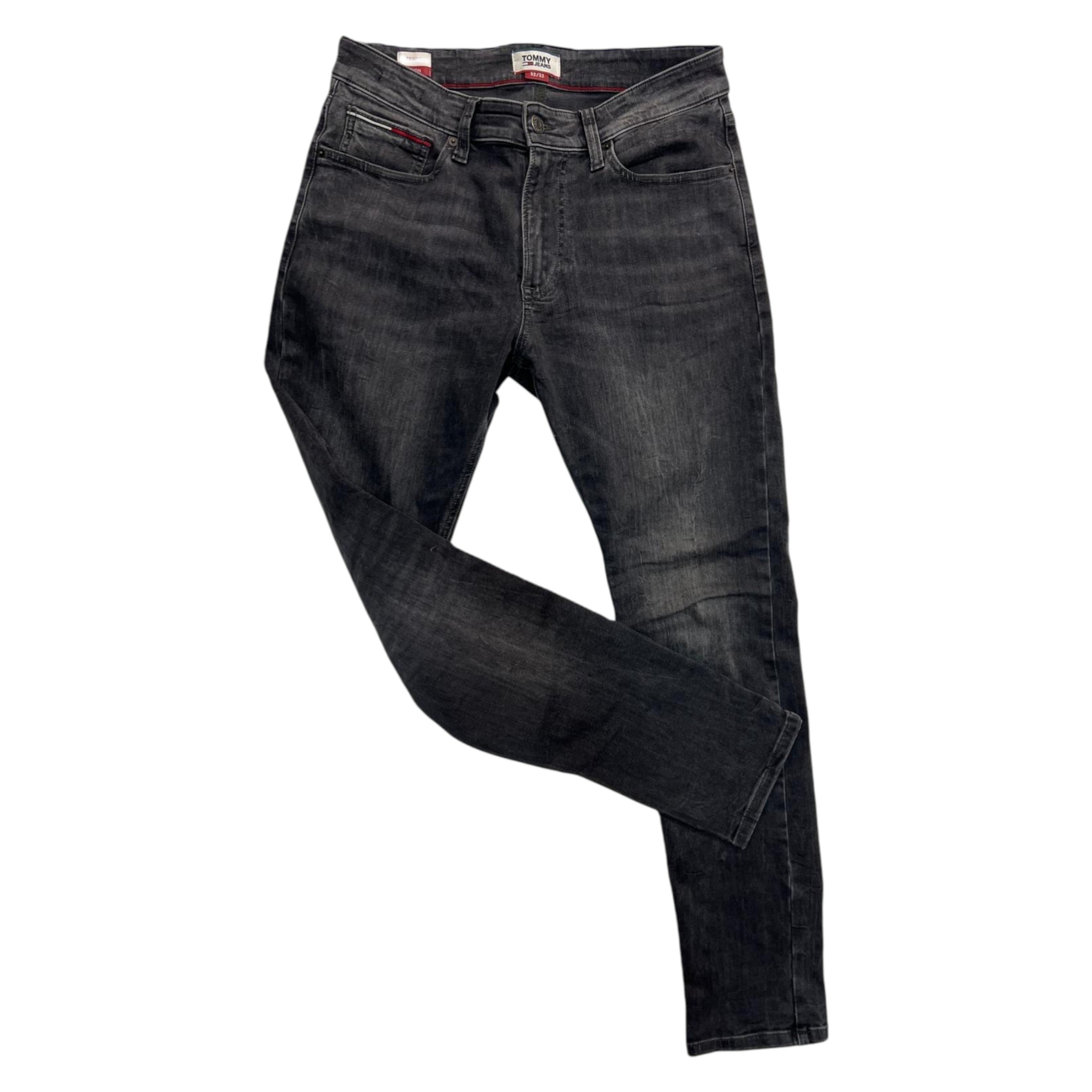 Vista dei jeans piegati di tre quarti per evidenziare la flessibilità del tessuto denim comfort stretch e la linea della gamba.