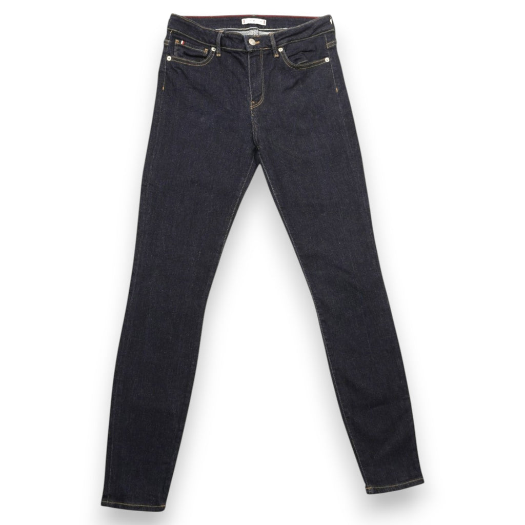 Vista frontale completa dei jeans Tommy Hilfiger skinny stesi, con lavaggio scuro uniforme.