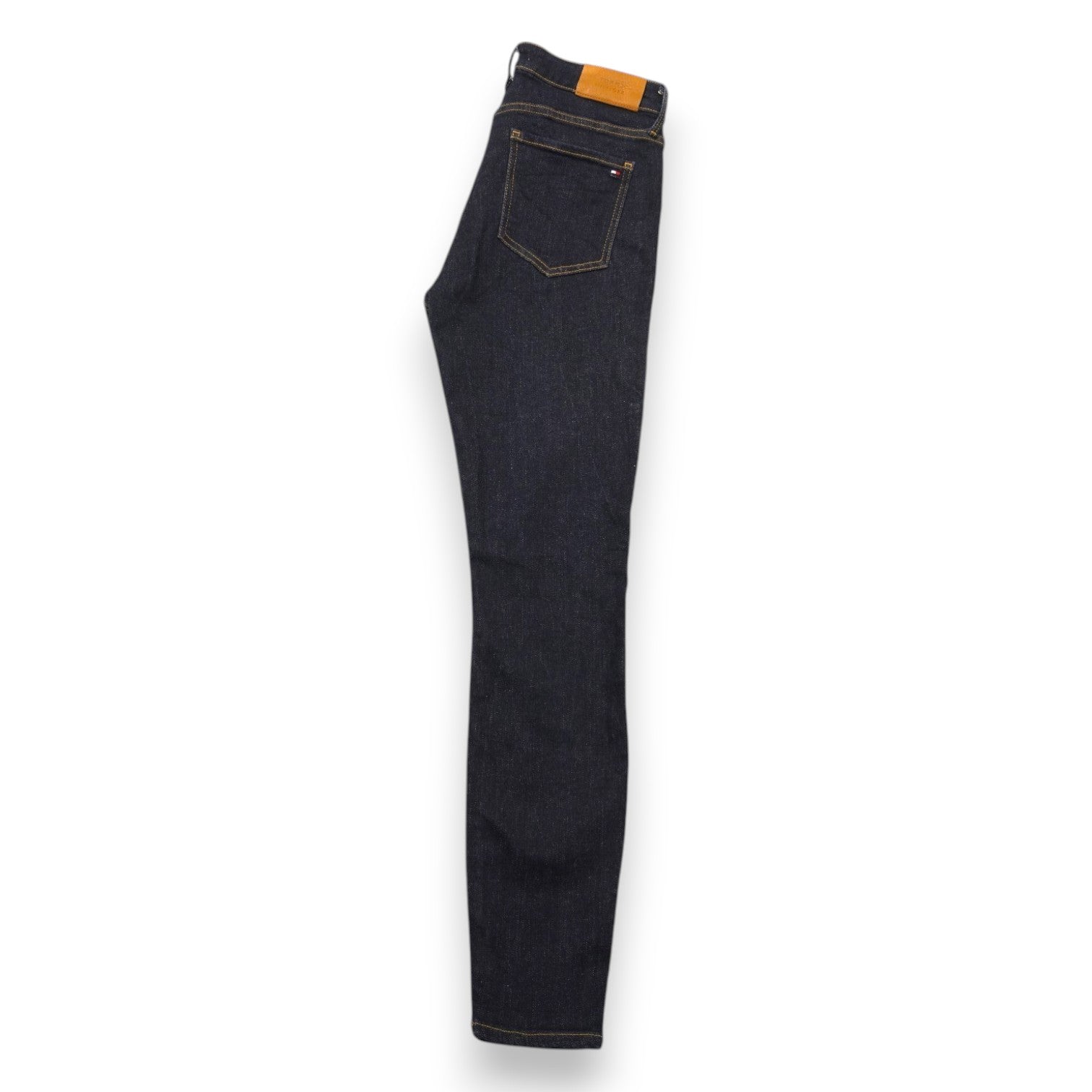 Vista laterale dei jeans Tommy Hilfiger che mostra il taglio slim e aderente lungo la gamba.