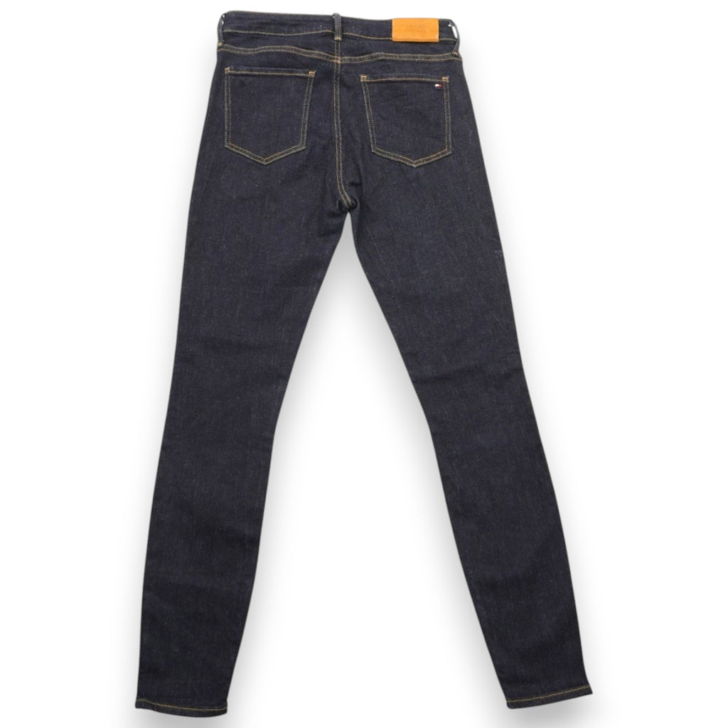 Vista posteriore dei jeans Tommy Hilfiger con il classico design a cinque tasche e patch in pelle sulla vita.