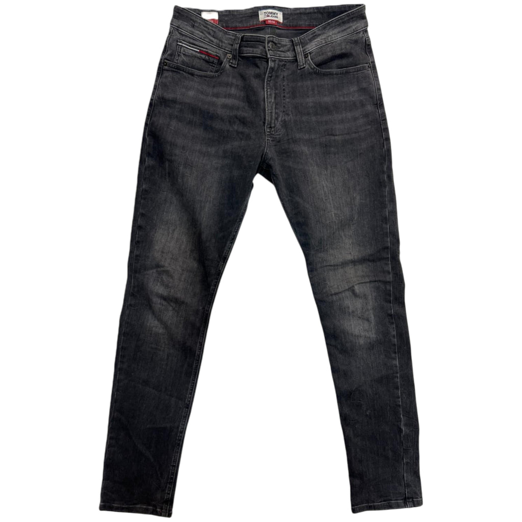 Vista frontale completa dei jeans Tommy Jeans modello Simon Skinny in denim grigio antracite sbiadito con effetto faded sulle cosce.