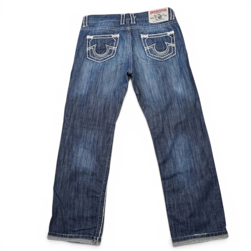Vista posteriore completa su sfondo bianco dei jeans da uomo True Religion con maxi cuciture spesse Super T e tasche posteriori ricamate.