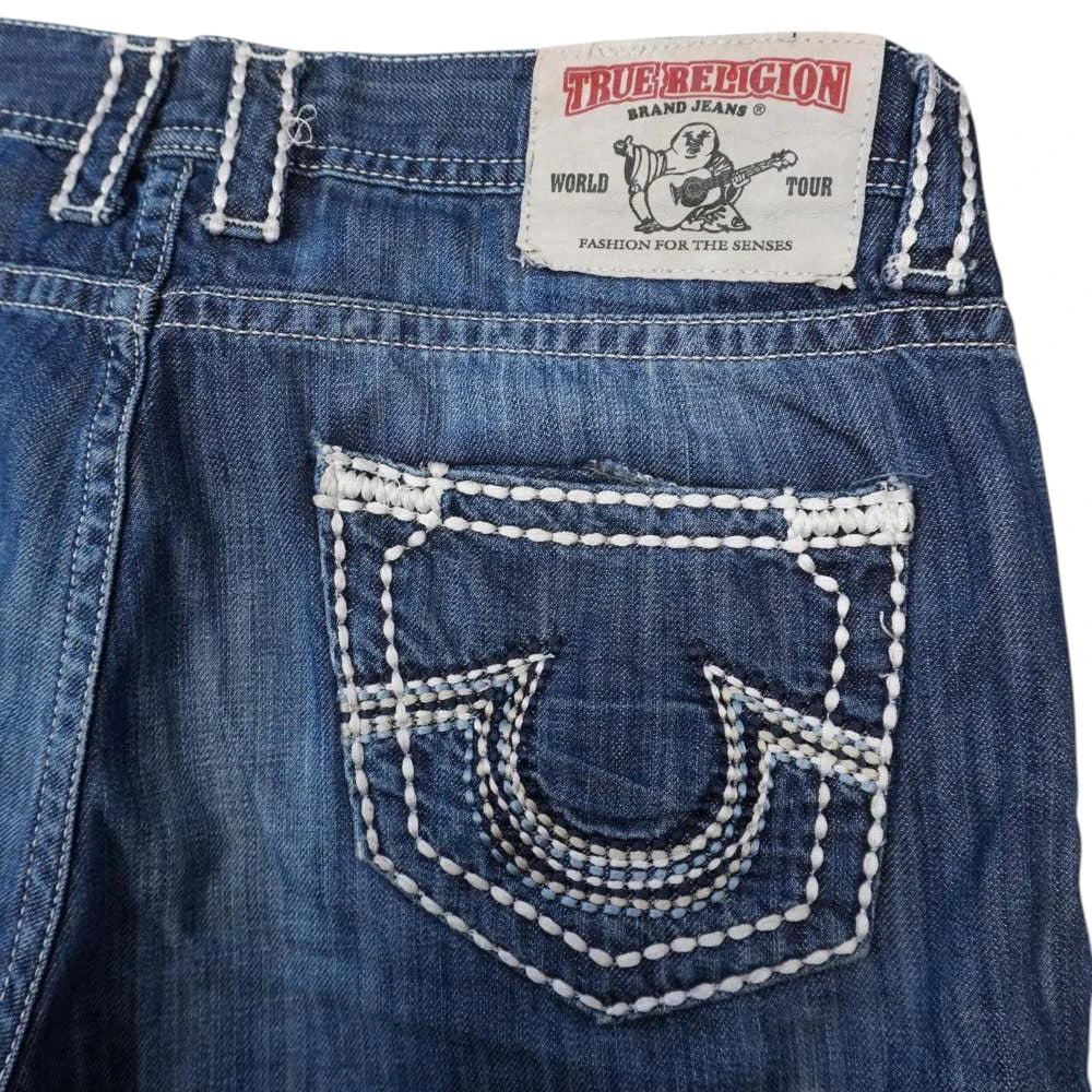 Primo piano del retro dei jeans True Religion con il patch in tessuto World Tour sulla cintura e la tasca ricamata a ferro di cavallo con maxi cuciture bicolore.
