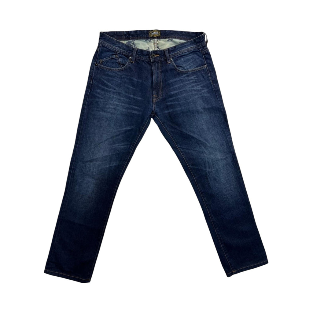  Jeans da uomo Barbour International a gamba dritta color blu scuro con scoloriture naturali sulle cosce.