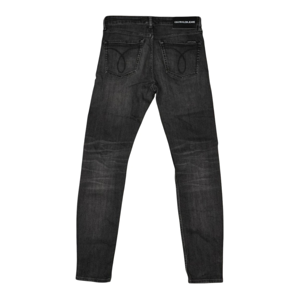 Vista posteriore di jeans da uomo Calvin Klein Jeans grigio scuro skinny con tasche ricamate e patch logo nera sulla vita