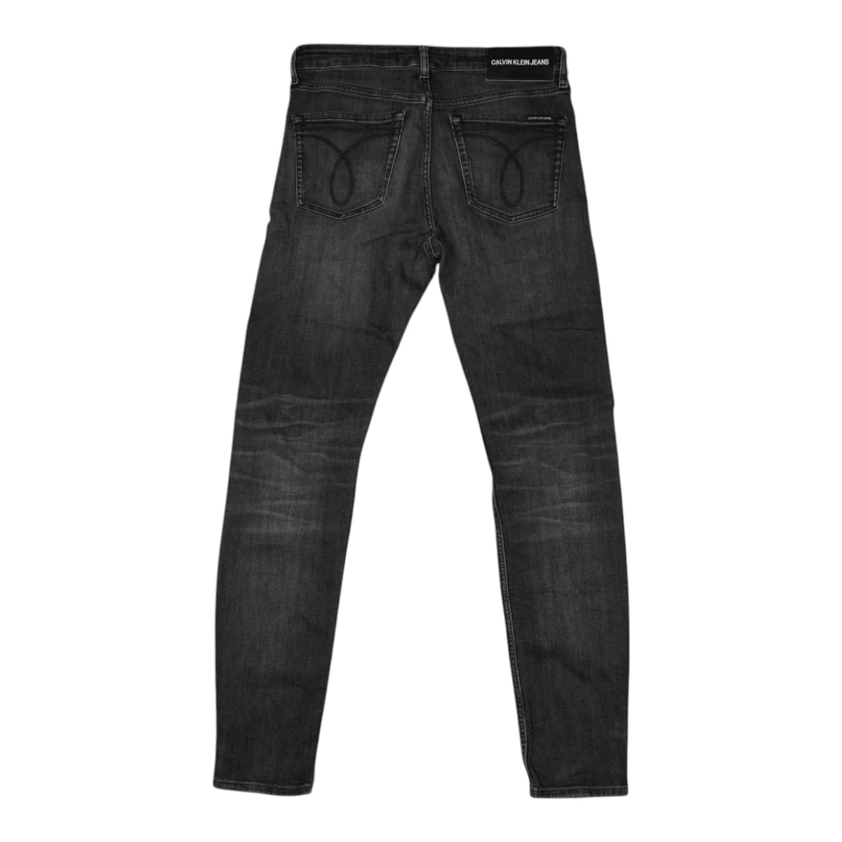 Vista posteriore di jeans da uomo Calvin Klein Jeans grigio scuro skinny con tasche ricamate e patch logo nera sulla vita
