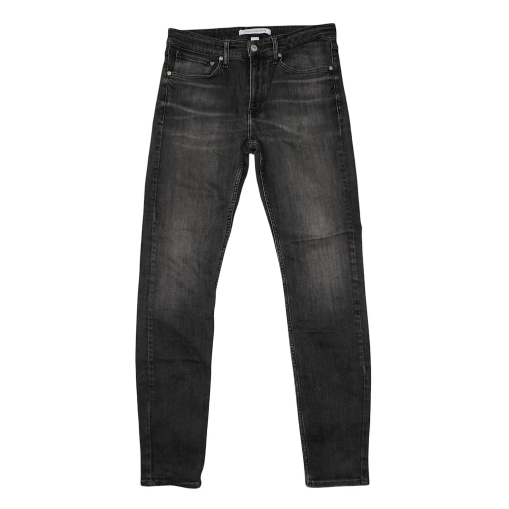 eans da uomo Calvin Klein Jeans skinny fit colore grigio scuro sfumato con effetto sbiadito sulle cosce fronte intero
