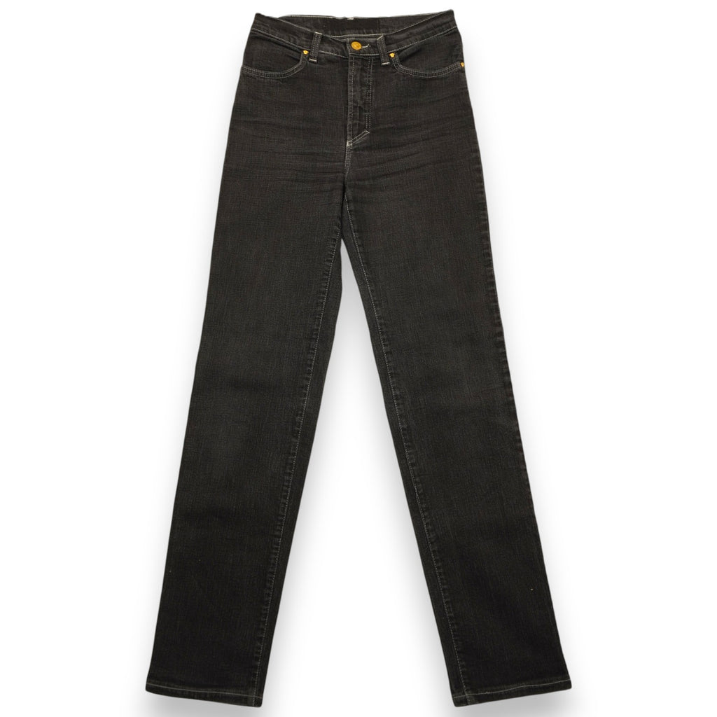 Vista frontale completa dei jeans neri Versace Jeans Couture con vestibilità slim leg su sfondo bianco.