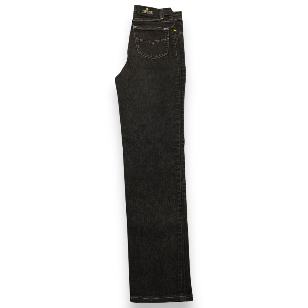 Silhouette di profilo dei jeans neri Versace Jeans Couture che mostra il taglio dritto e pulito della gamba.