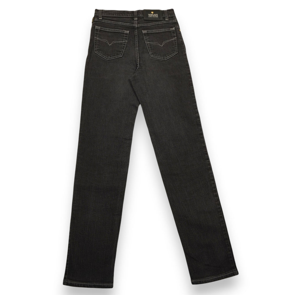 Vista posteriore completa dei jeans neri Versace Jeans Couture che evidenzia il taglio classico e il posizionamento delle tasche.