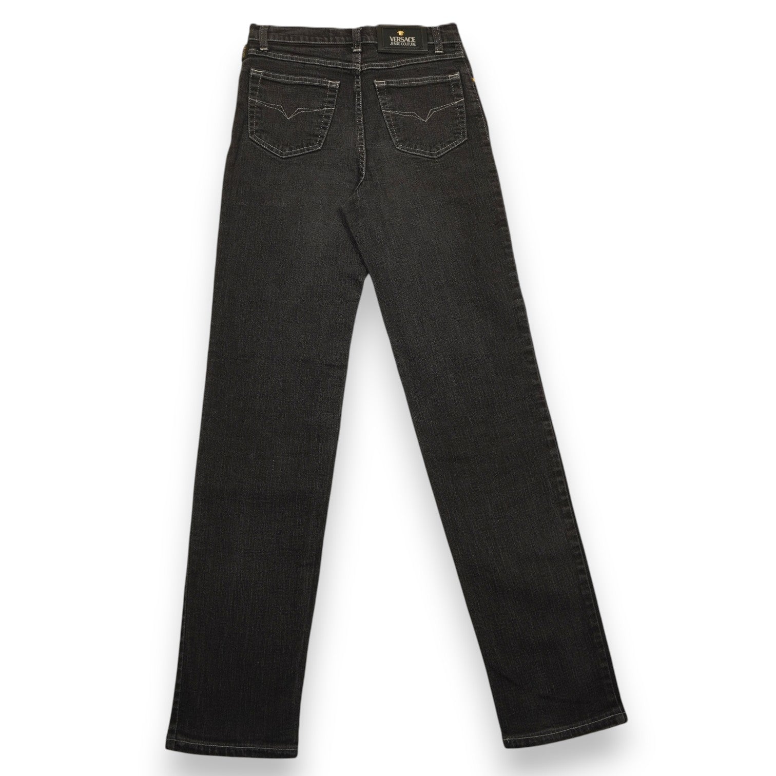 Vista posteriore completa dei jeans neri Versace Jeans Couture che evidenzia il taglio classico e il posizionamento delle tasche.