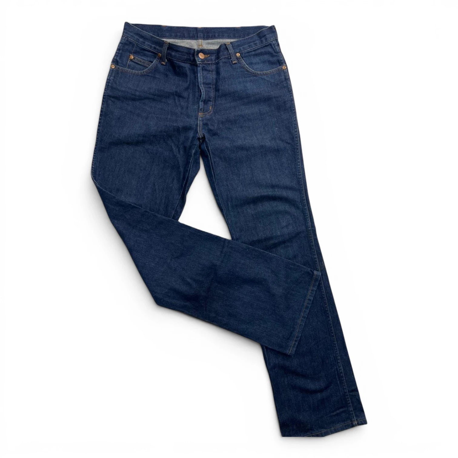 Vista posteriore di un jeans uomo Wrangler con cuciture a W e toppa con logo sulla tasca