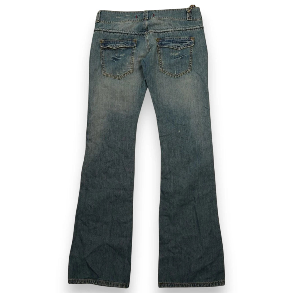 Vista posteriore dei jeans flare Yes Miss d'archivio con tasche a patta e passante asimmetrico