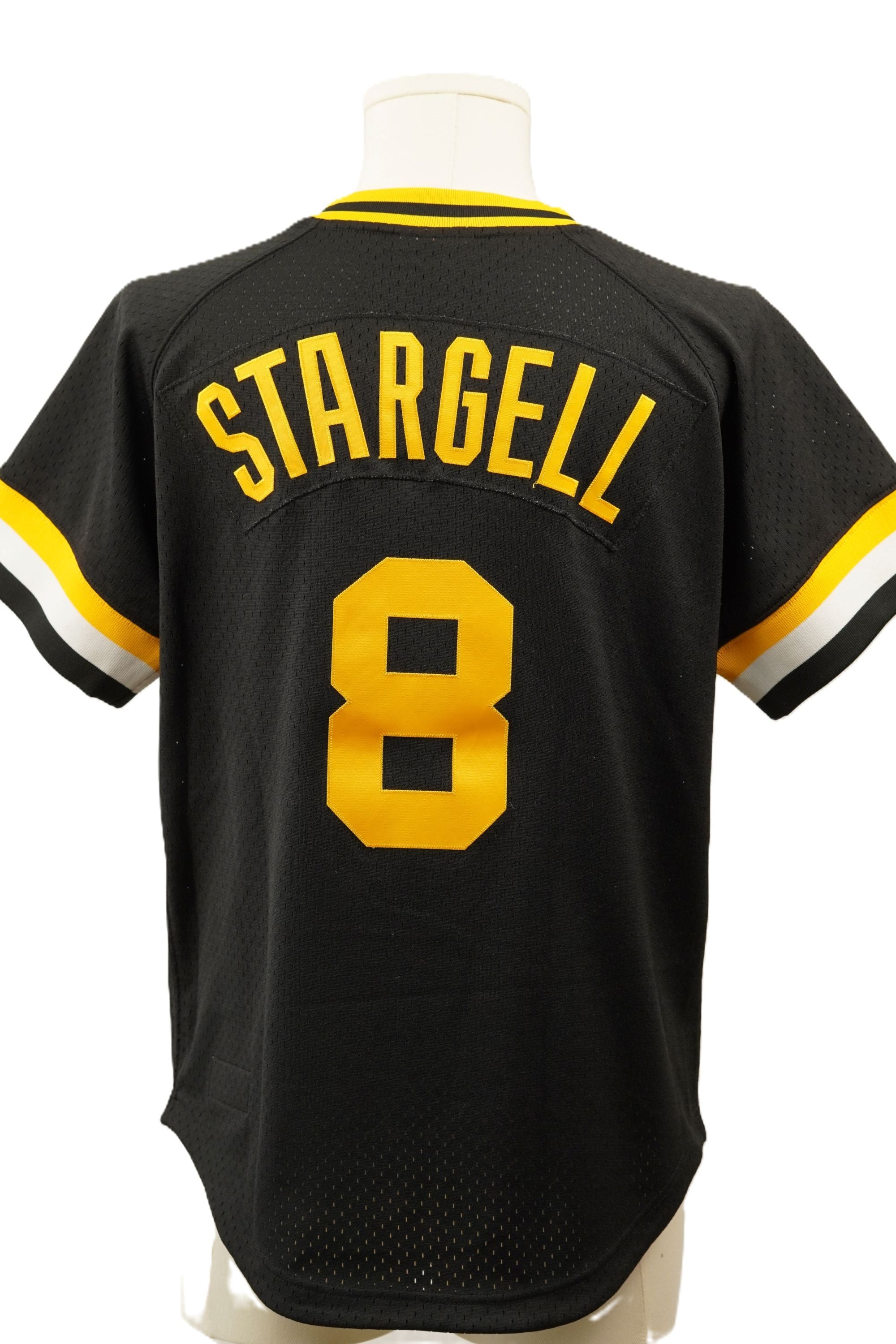 Vista posteriore della maglia nera dei Pittsburgh Pirates sul manichino, che mostra il nome Stargell e il numero 8 in giallo applicati sulla schiena.
