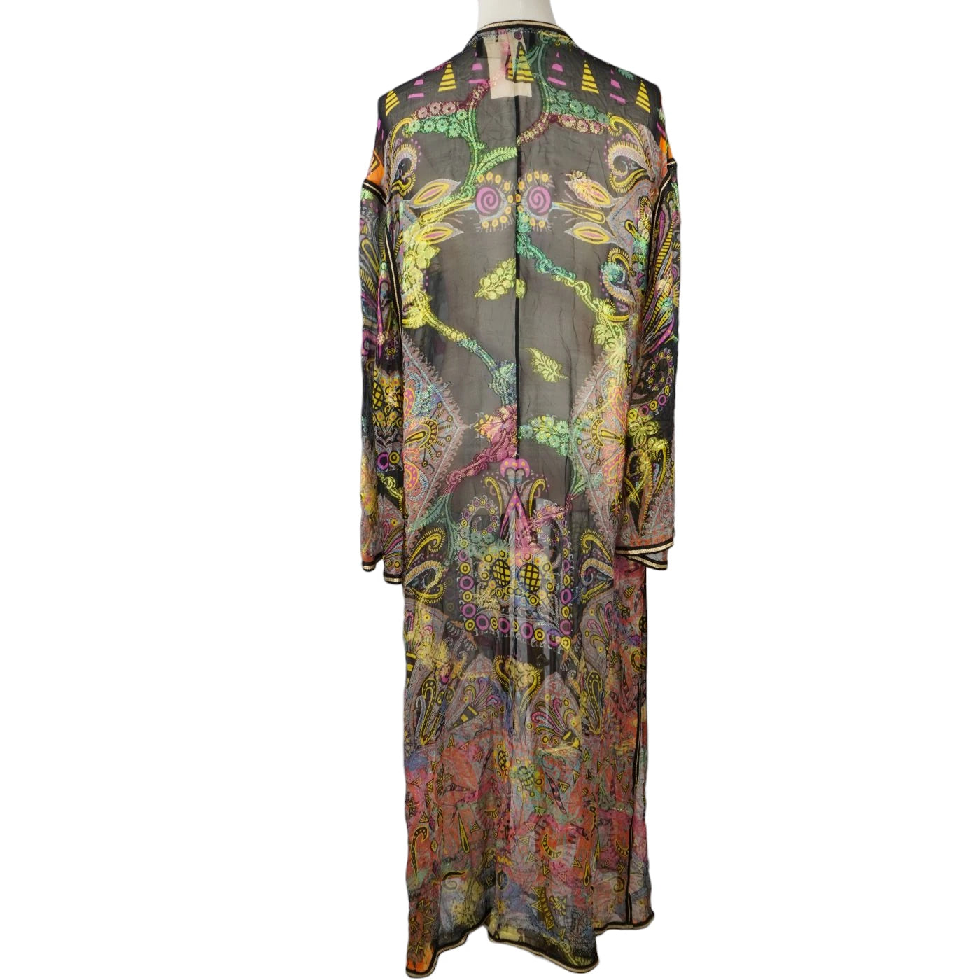 Vista posteriore a figura intera del kimono trasparente Etro con stampa botanica posizionata e motivi speculari sulla schiena.