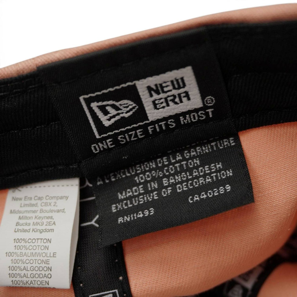 Primo piano dell'etichetta quadrata in tessuto con logo New Era e della label che attesta la linea regolabile 9FORTY.