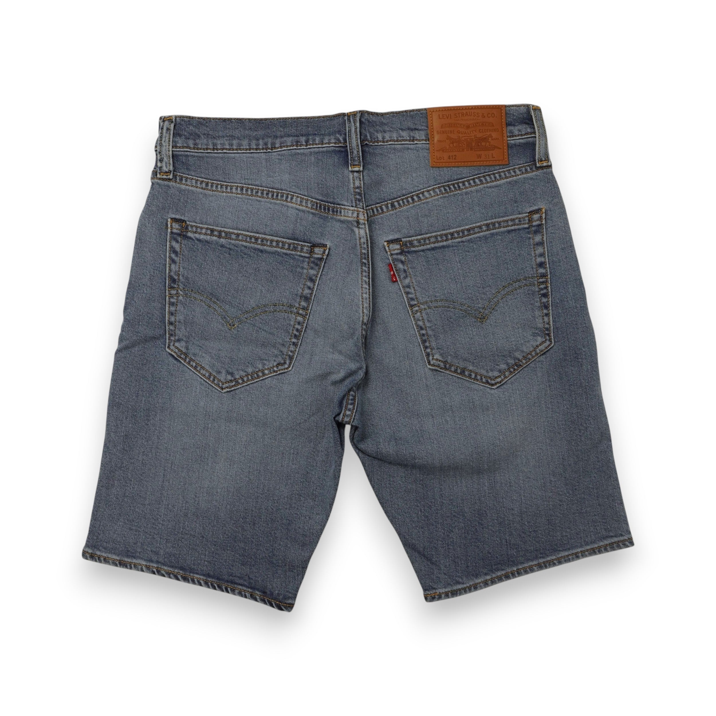 Vista posteriore dei bermuda in jeans da uomo Levi's 412 con le due tasche classiche e la patch in cuoio sulla cintura.