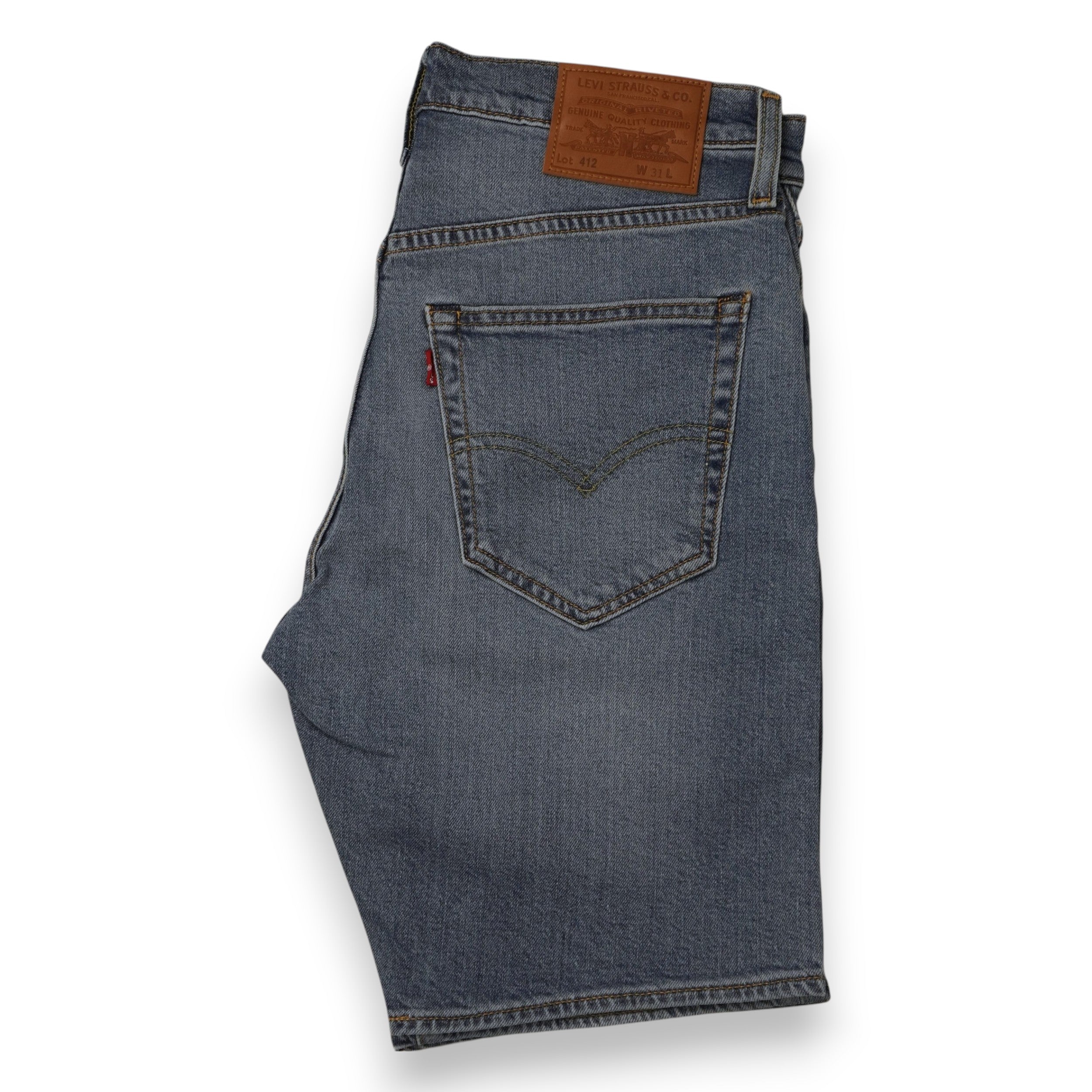  Vista di profilo dei pantaloncini corti Levi's 412 Slim che mostra la linea della gamba e l'orlo rifinito.