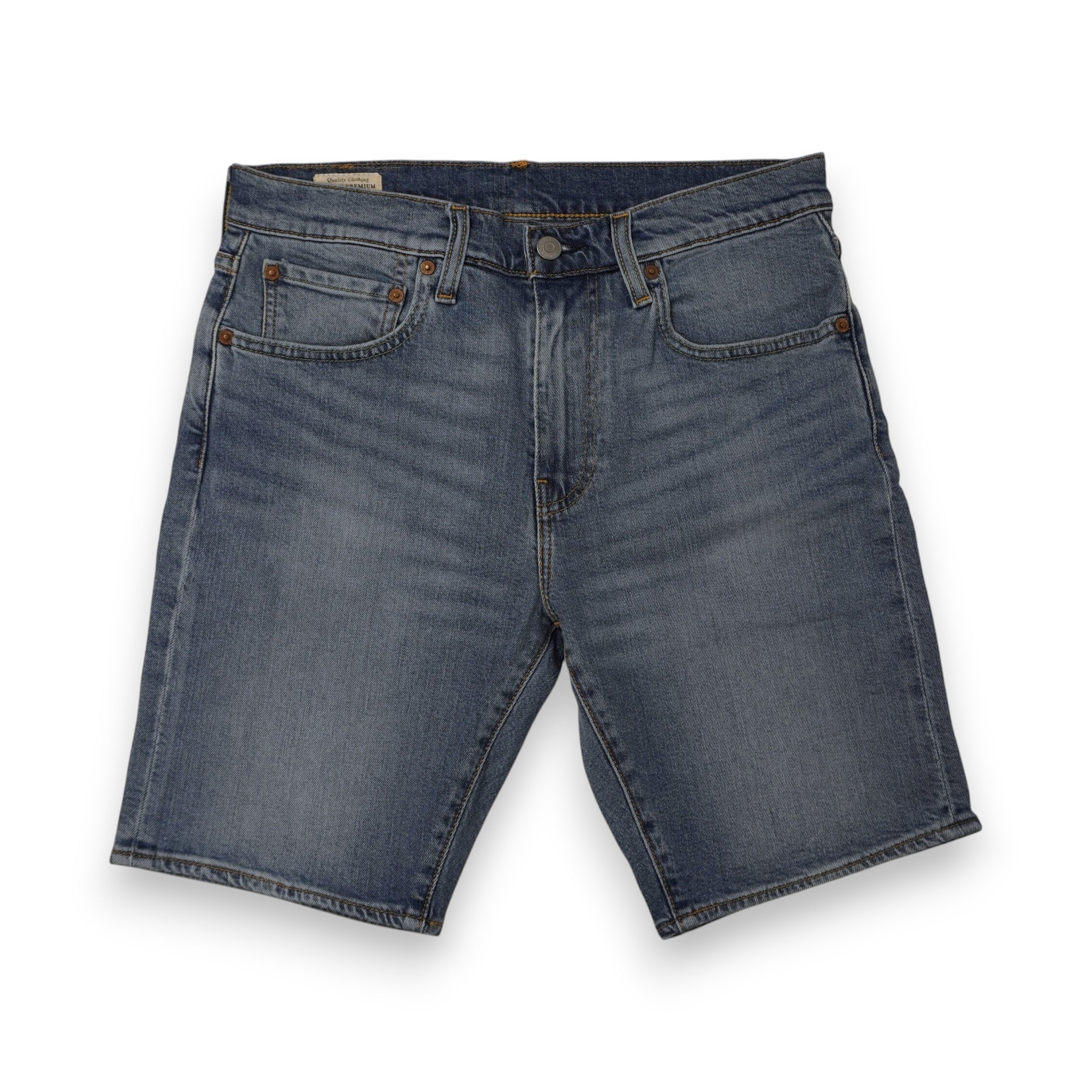 Inquadratura frontale di pantaloncini di jeans corti da uomo Levi's Premium modello 412 Slim in lavaggio denim medio.