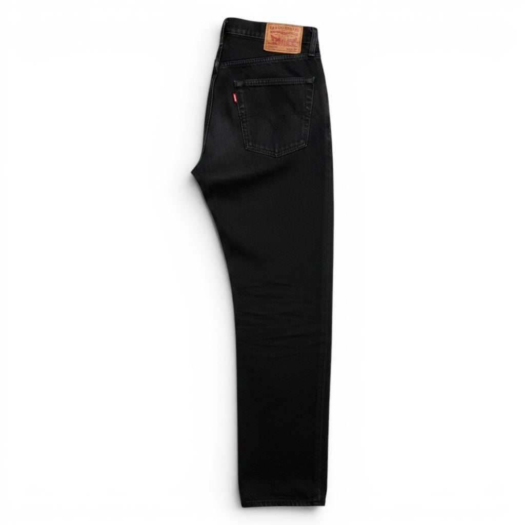 Vista laterale dei jeans Levi's 565 che mostra la vestibilità ampia e rilassata del modello loose fit a gamba larga.