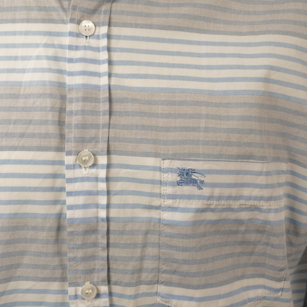 Dettaglio del taschino frontale con logo Burberry Equestrian Knight ricamato azzurro