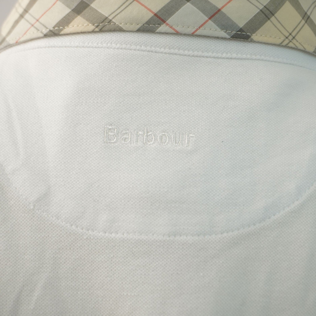 Particolare del logo Barbour ricamato tono su tono in bianco sulla parte posteriore sotto il colletto.