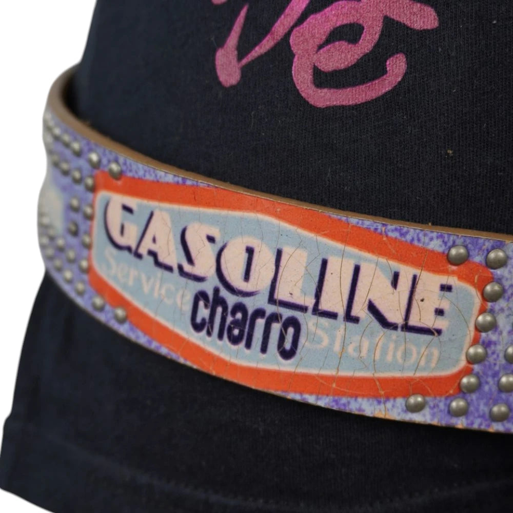 Primo piano della placca grafica stampata Gasoline Charro Service Station con effetto crepato su sfondo viola e lilla