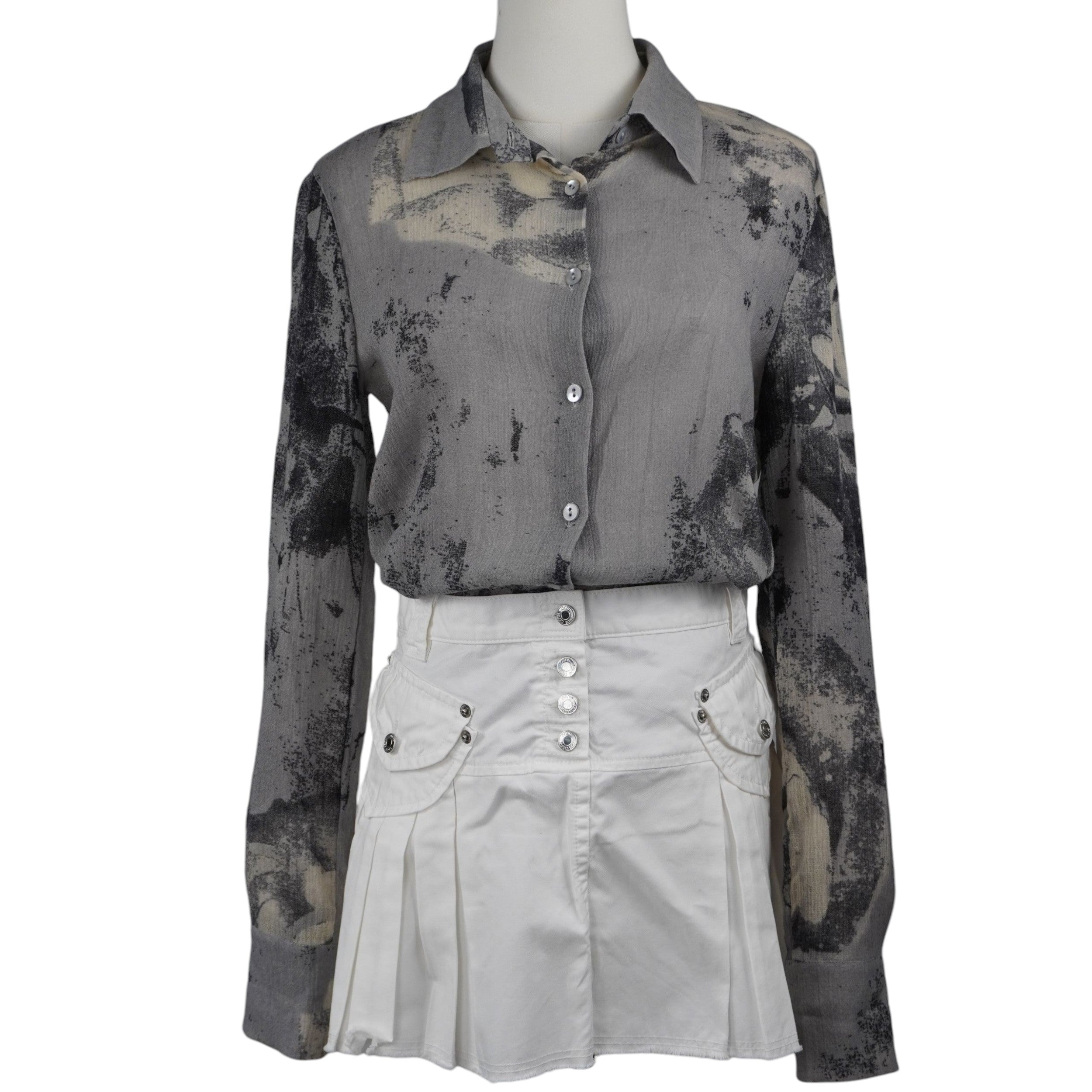  Esempio di outfit: camicetta Class Roberto Cavalli abbinata a una gonna bianca a pieghe, stile contemporary luxury.