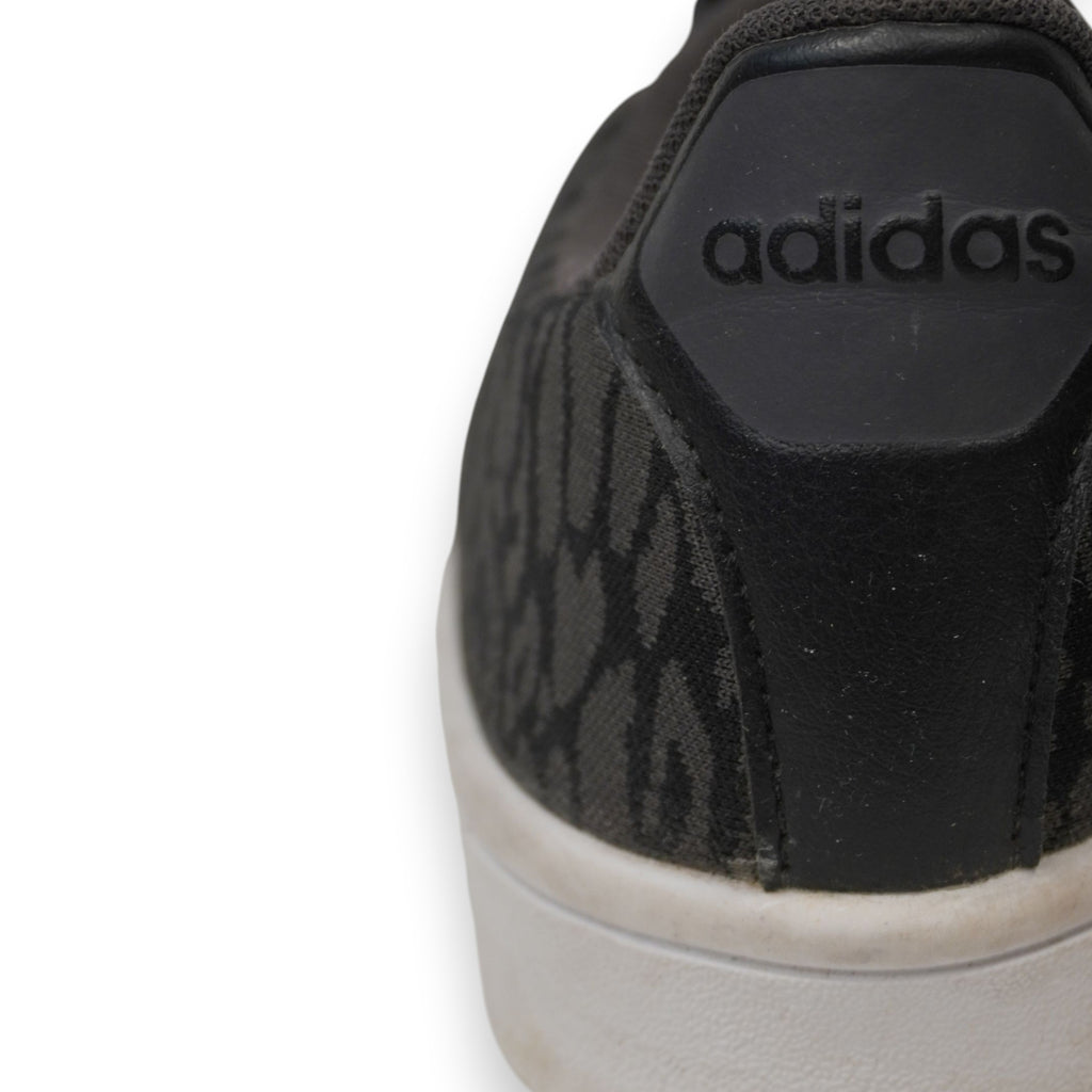 Particolare della linguetta sul tallone in pelle sintetica con il logo adidas impresso in rilievo