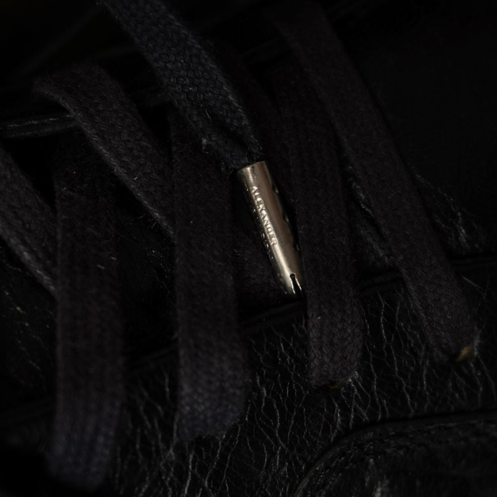 Macro tomaia in pelle nera e laccio con puntale in metallo cromato sneaker Puma x Alexander McQueen