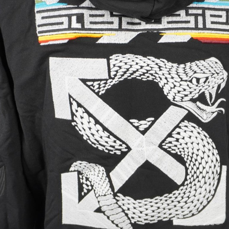 Primo piano ravvicinato del maxi ricamo posteriore con serpente e freccia crociata Off-White