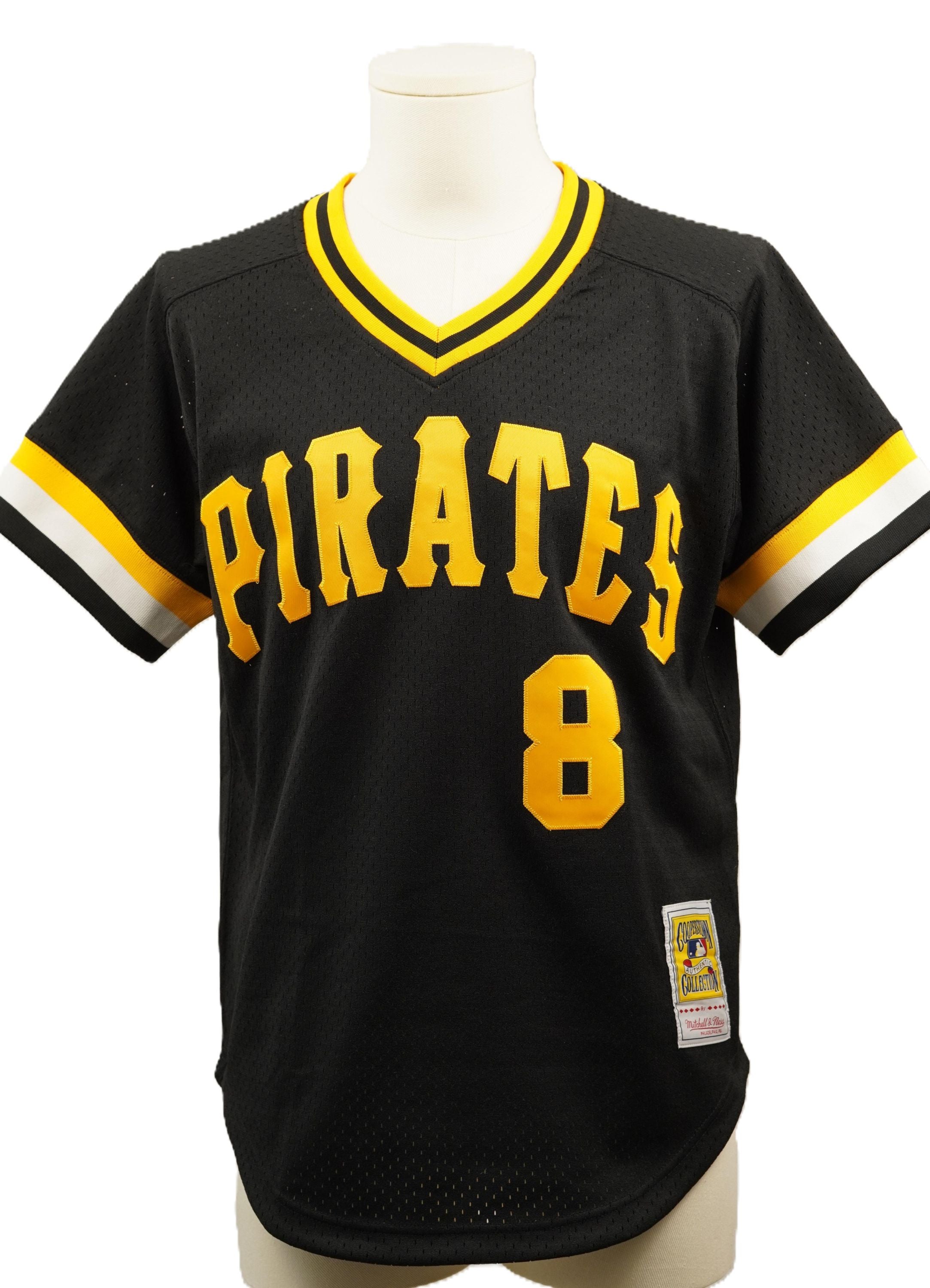 Vista frontale della maglia nera da baseball Mitchell & Ness dei Pittsburgh Pirates su un manichino, con la scritta Pirates gialla e il numero 8 di Willie Stargell sul petto.