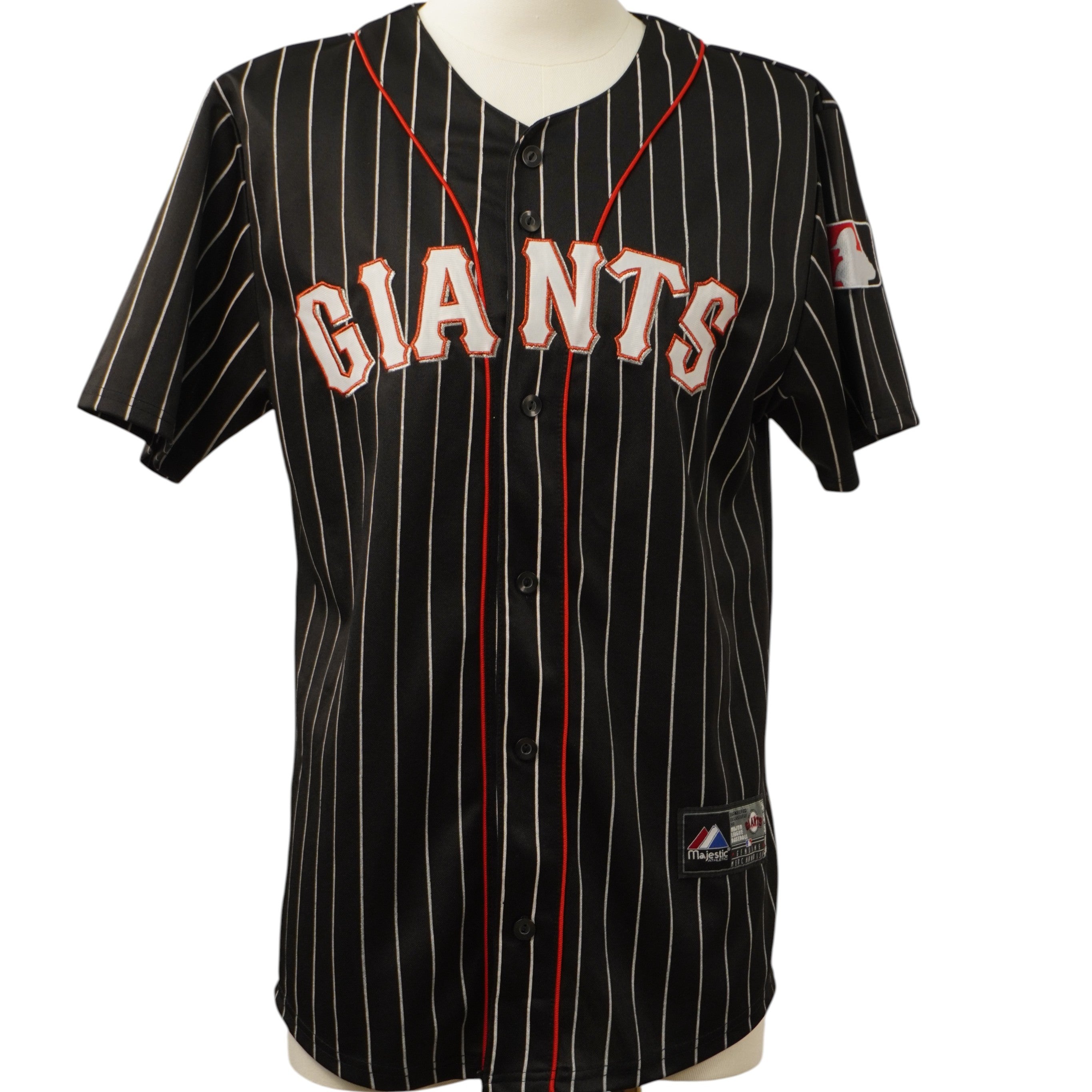 Vista frontale della maglia da baseball San Francisco Giants nera gessata su manichino con scritta Giants ricamata.