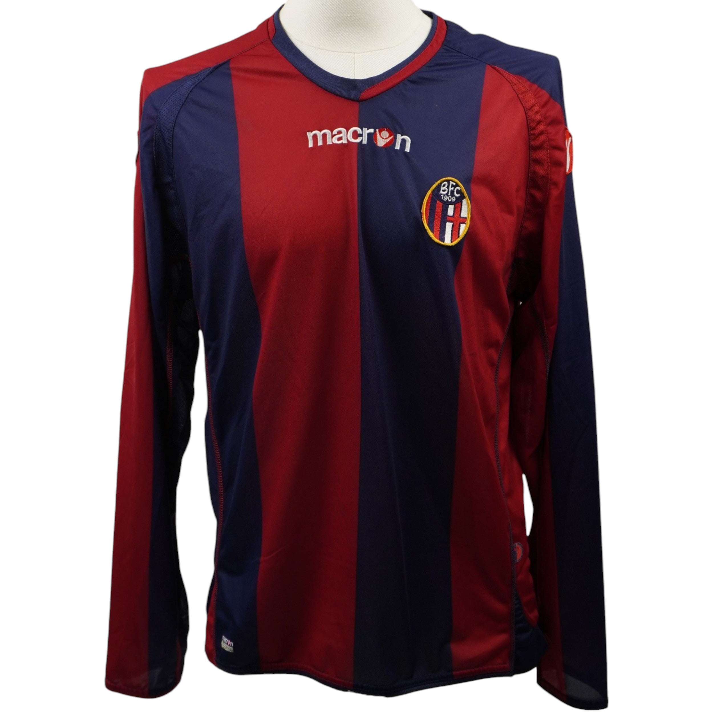 Maglia da gara Home Bologna FC 2010 2011 Macron a maniche lunghe con strisce verticali rossoblù su manichino - Vista frontale