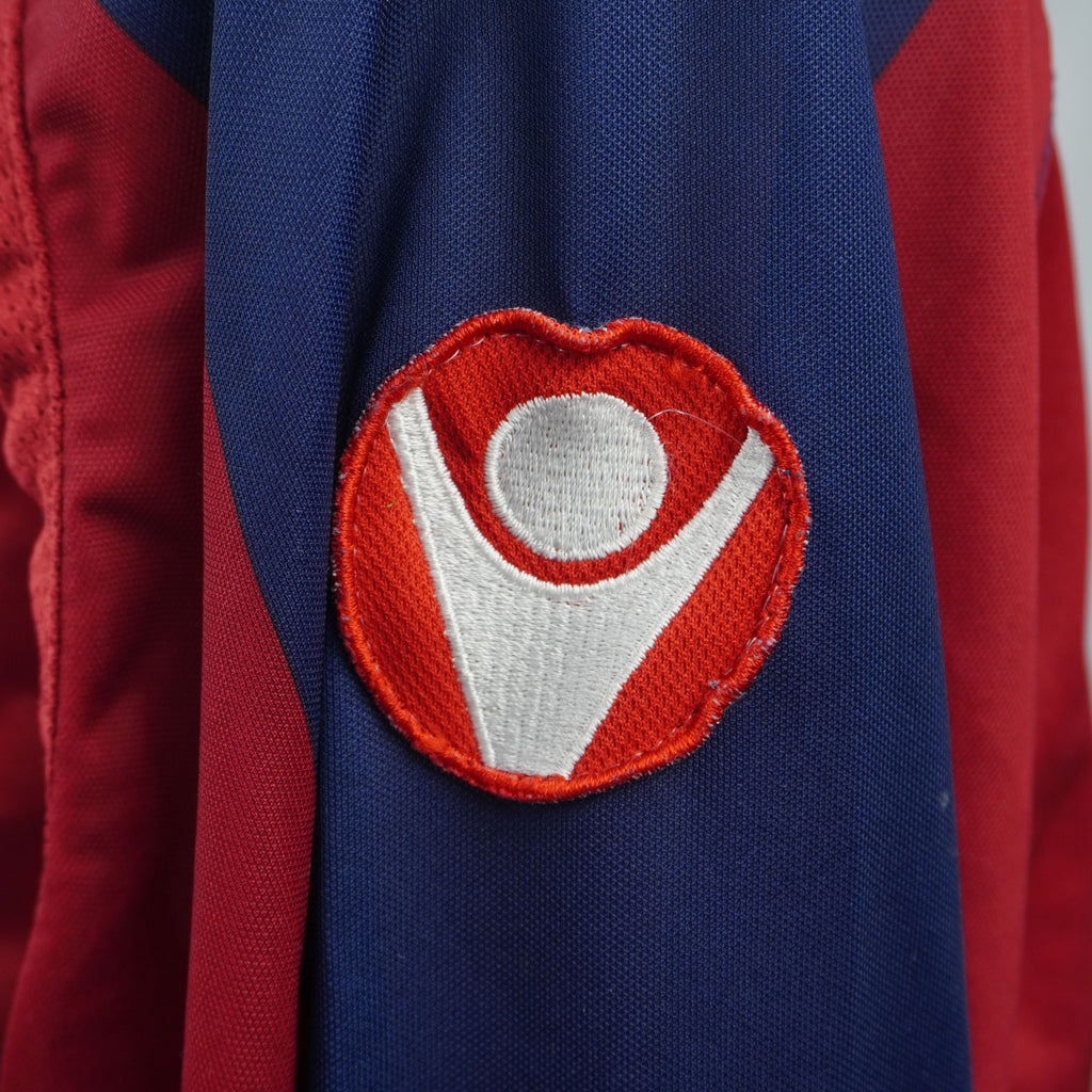Particolare della patch ufficiale della Serie A TIM cucita sulla manica della maglia da calcio del Bologna